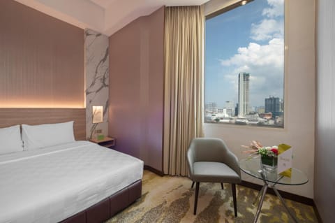 Bedroom, City view