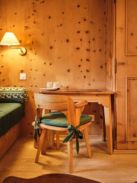 Photo of the whole room, Seating area