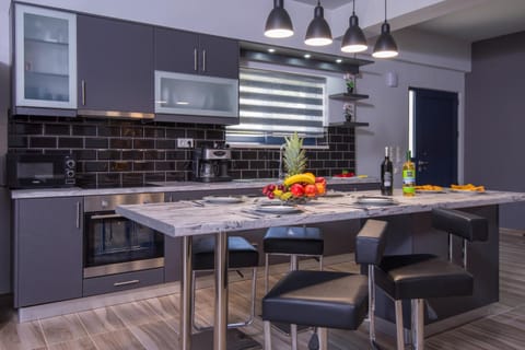 Coffee/tea facilities, Kitchen or kitchenette, Dining area