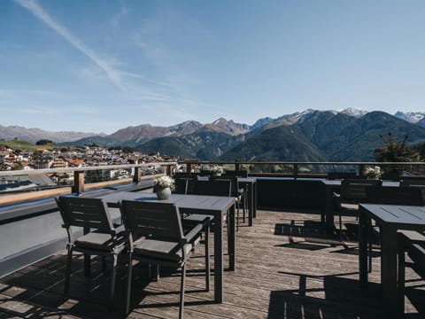 Restaurant/places to eat, Day, Natural landscape, View (from property/room), Balcony/Terrace, Mountain view