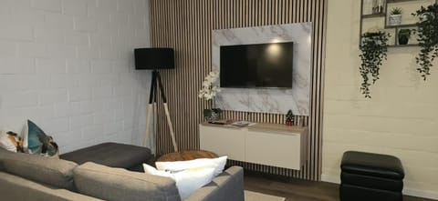 Communal lounge/ TV room, TV and multimedia, Living room, Seating area