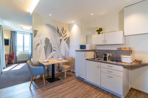 Kitchen or kitchenette, Seating area, Dining area, stove, kitchen