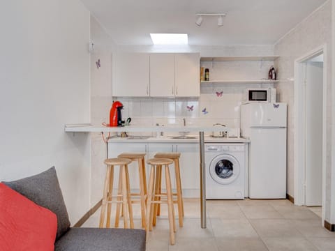 Photo of the whole room, Dining area, kitchen