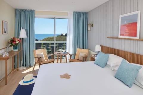 Photo of the whole room, Sea view