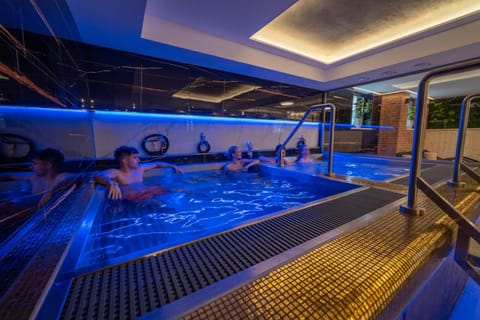 People, Hot Tub, Hot Tub, Spa and wellness centre/facilities, Spa and wellness centre/facilities, group of guests