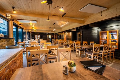 Restaurant/places to eat, Food and drinks, Seating area, Food