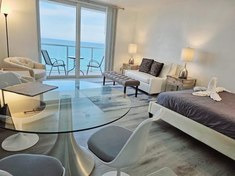 Oceanfront with balcony Sunny Isles - SPECTACULAR! Eigentumswohnung in Sunny Isles Beach