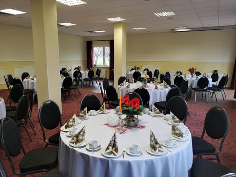 Banquet/Function facilities, On site, Meeting/conference room