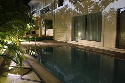 Swimming pool