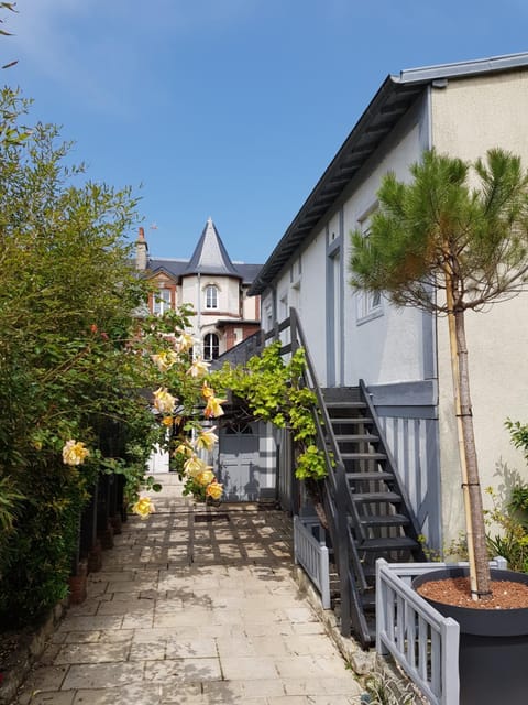 Patio, Facade/entrance