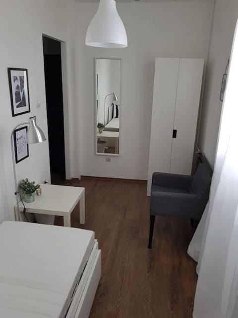 27 Shades of Green (4 bedroom 3 Bath Sunny Central) Condo in Budapest