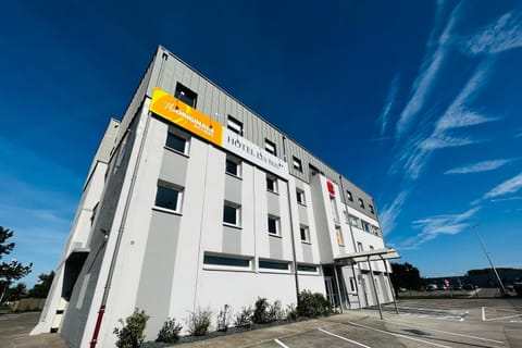Property building, Facade/entrance, Day