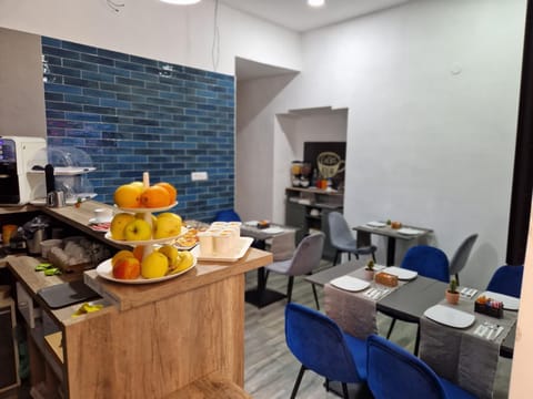 Restaurant/places to eat, Coffee/tea facilities, Kitchen or kitchenette, Living room, Food and drinks, Banquet/Function facilities, Seating area, Food, Breakfast, Continental breakfast, Buffet breakfast, minibar