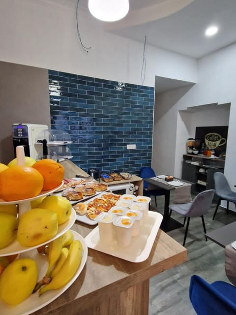 Kitchen or kitchenette, Living room, Food and drinks, Seating area, Food, Breakfast, Continental breakfast, Buffet breakfast