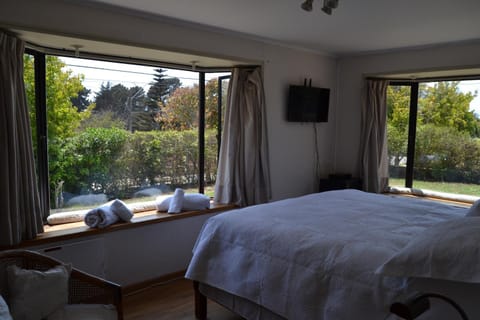 Bed, TV and multimedia, Photo of the whole room, Bedroom, towels