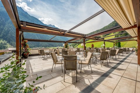 Property building, Balcony/Terrace, Mountain view