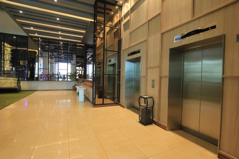 Lobby or reception, elevator