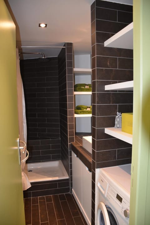 Shower, Bathroom, towels