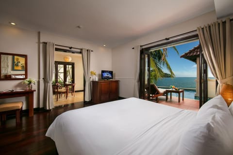 Bed, Day, Natural landscape, Summer, Massage, TV and multimedia, Photo of the whole room, Beach, Bedroom, Sea view, Sea view, Time of day, Location, Sunrise, Sunset, wardrobe