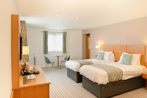 Bed, Photo of the whole room, Seating area