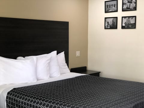 Simply Home Inn & Suites - Riverside Motel in Riverside