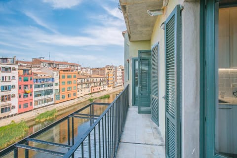 View (from property/room), City view, Landmark view, River view, Street view