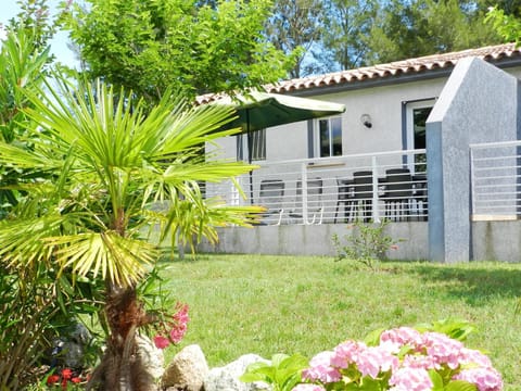 Maison de 2 chambres avec piscine partagee jardin clos et wifi a Ghisonaccia Haus in Ghisonaccia