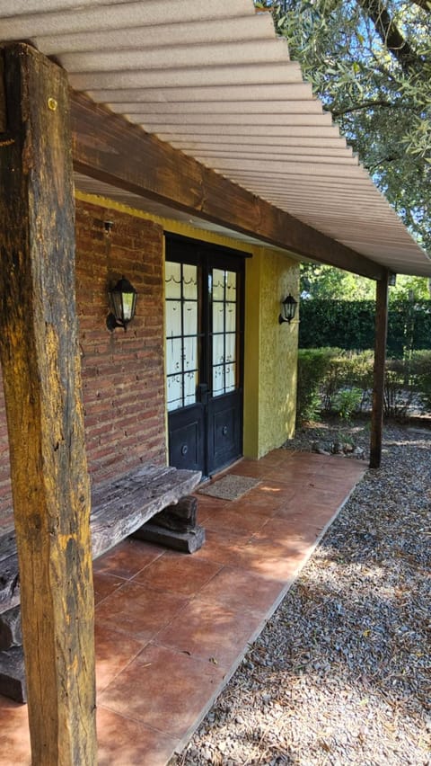 Photo of the whole room, Garden view