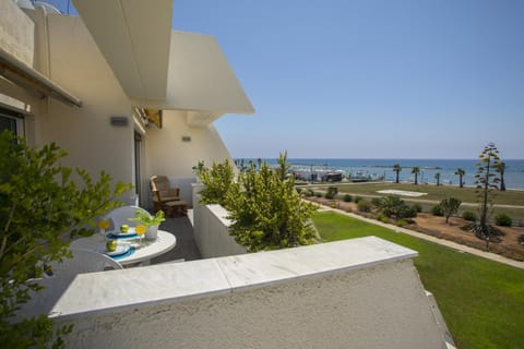 Larnaca Sunshore Beachfront Suite Eigentumswohnung in Oroklini