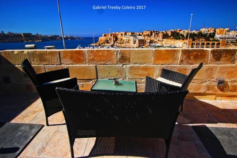 Property building, Balcony/Terrace, Sea view