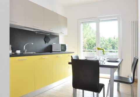 Kitchen or kitchenette, Dining area