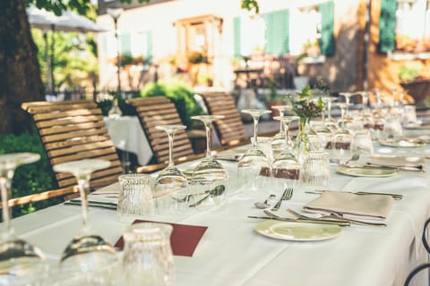 Restaurant/places to eat, Food close-up, People, Garden, Food, Garden view, Street view, Lunch, Dinner, Drinks, Alcoholic drinks, Non alcoholic drinks, Family