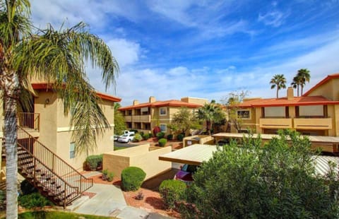 Private Resort Community Surrounded By Mountains w/3 Pool-Spa Complexes, ALL HEATED & OPEN 24/7/365! House in Phoenix