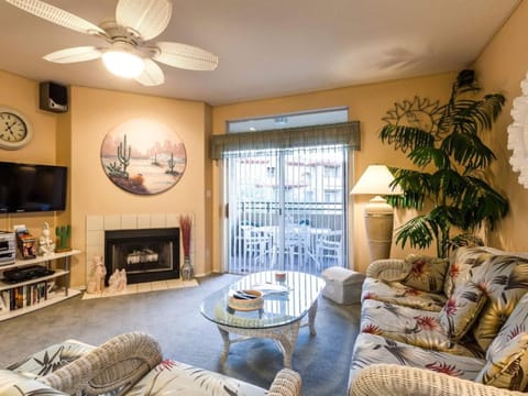 Living room, Photo of the whole room, Decorative detail