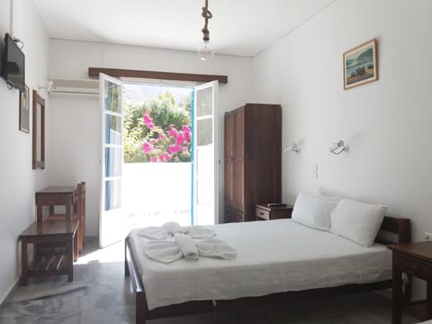 Bizas Rooms & Studios Bed and Breakfast in Paros