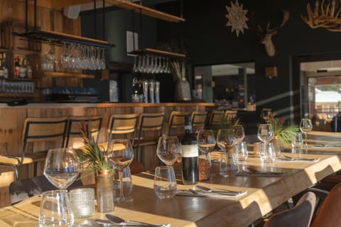 Restaurant/places to eat, Lounge or bar