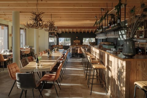 Restaurant/places to eat, Lounge or bar