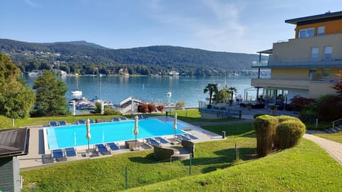 Restaurant/places to eat, Mountain view, Swimming pool