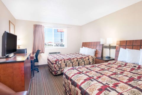 Knights Inn and Suites - Grand Forks Motel in Grand Forks