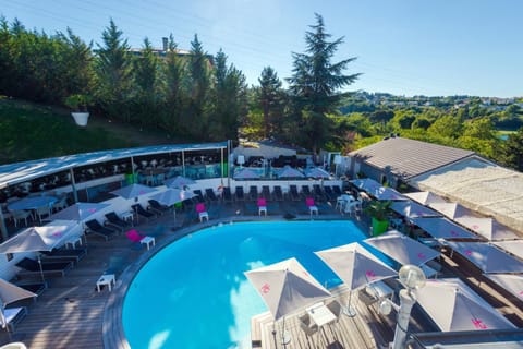 Pool view, Swimming pool, sunbed