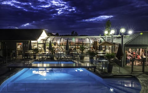 Night, Pool view