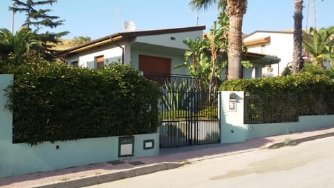 Property building, Facade/entrance, Garden, Garden view