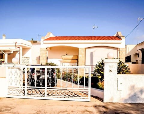 Property building, Facade/entrance, Summer, Parking