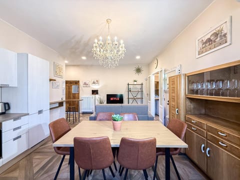 TV and multimedia, Kitchen or kitchenette, Living room, Dining area, dishwasher