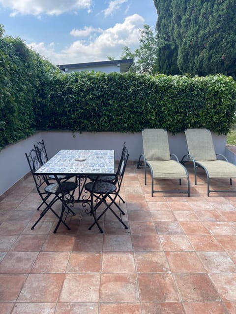 Day, Natural landscape, Garden, View (from property/room), Garden view, sunbed