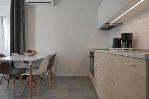 Coffee/tea facilities, Kitchen or kitchenette, Dining area