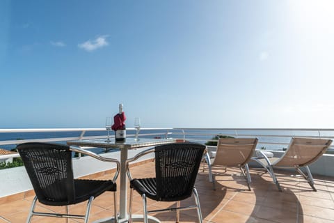 Natural landscape, View (from property/room), Balcony/Terrace, Seating area, Sea view