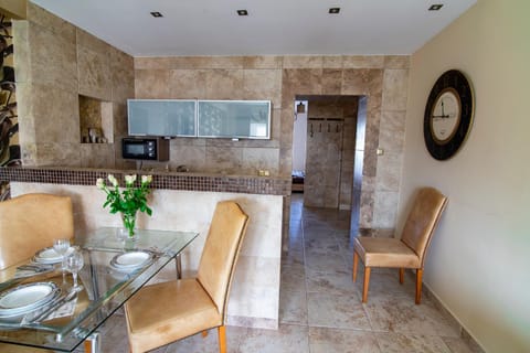Kitchen or kitchenette, Seating area