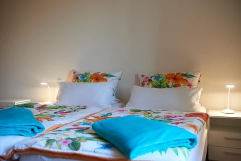 Bed, Photo of the whole room, Decorative detail, Bedroom, Facility for disabled guests