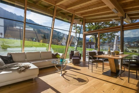 Living room, Dining area, Mountain view